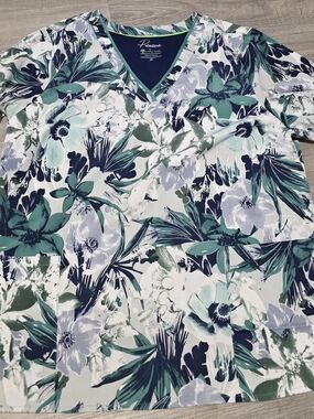 healing hands Women’s Floral V-Neck Tee in Teal, Navy & White